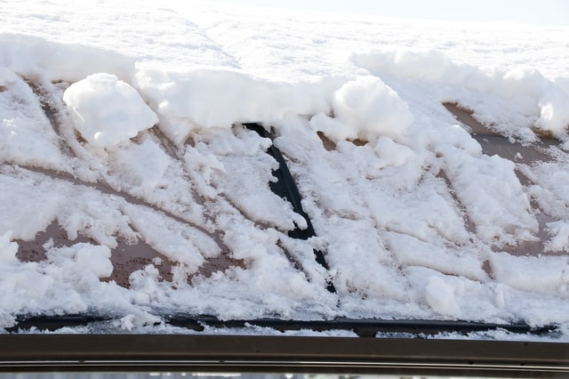 積雪によるカーポートの倒壊を防ぐ方法は？補強方法や正しい雪下ろし方法などを解説